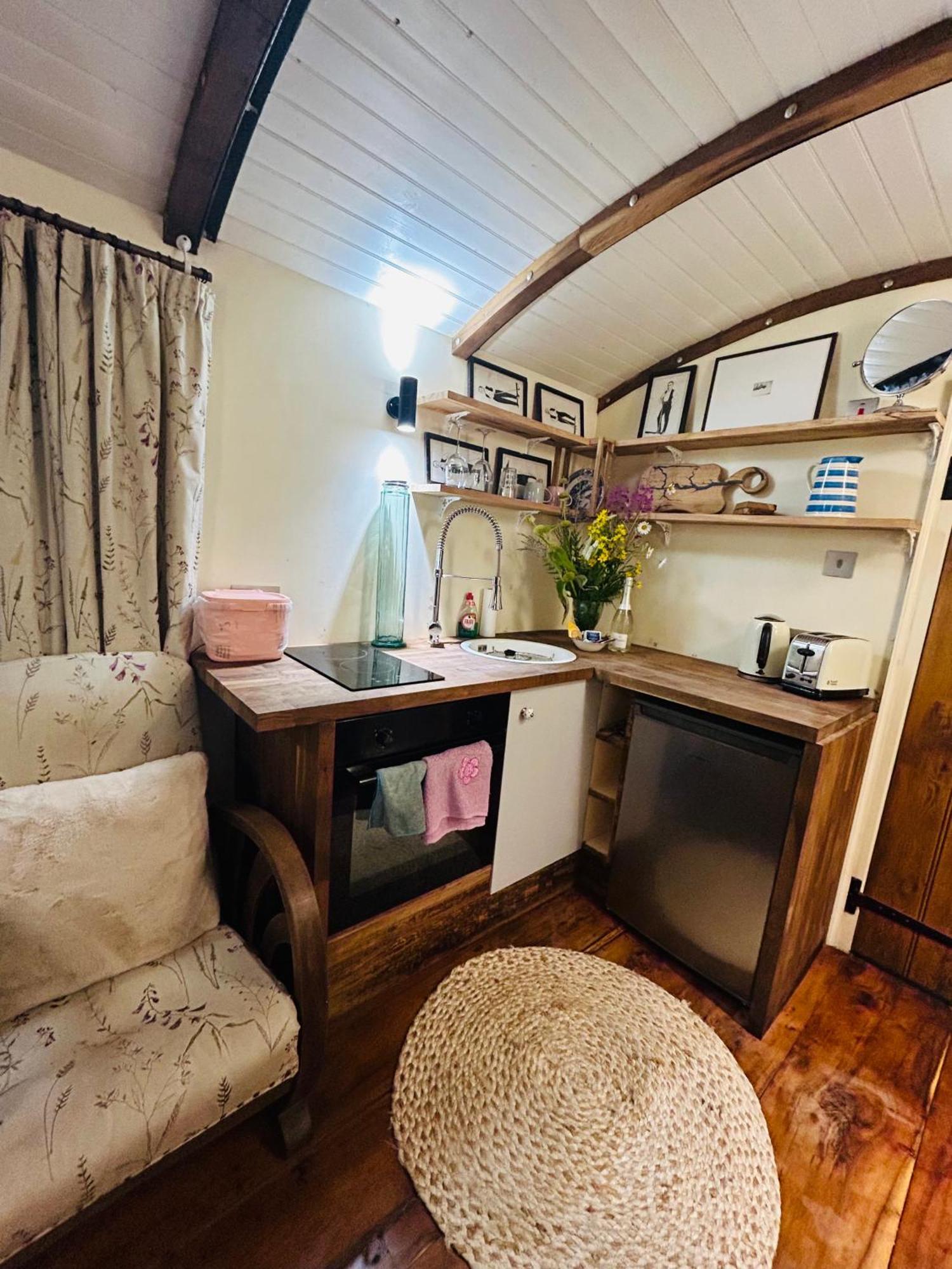 The Railway Carriage - Blue Villa Glasbury Екстериор снимка